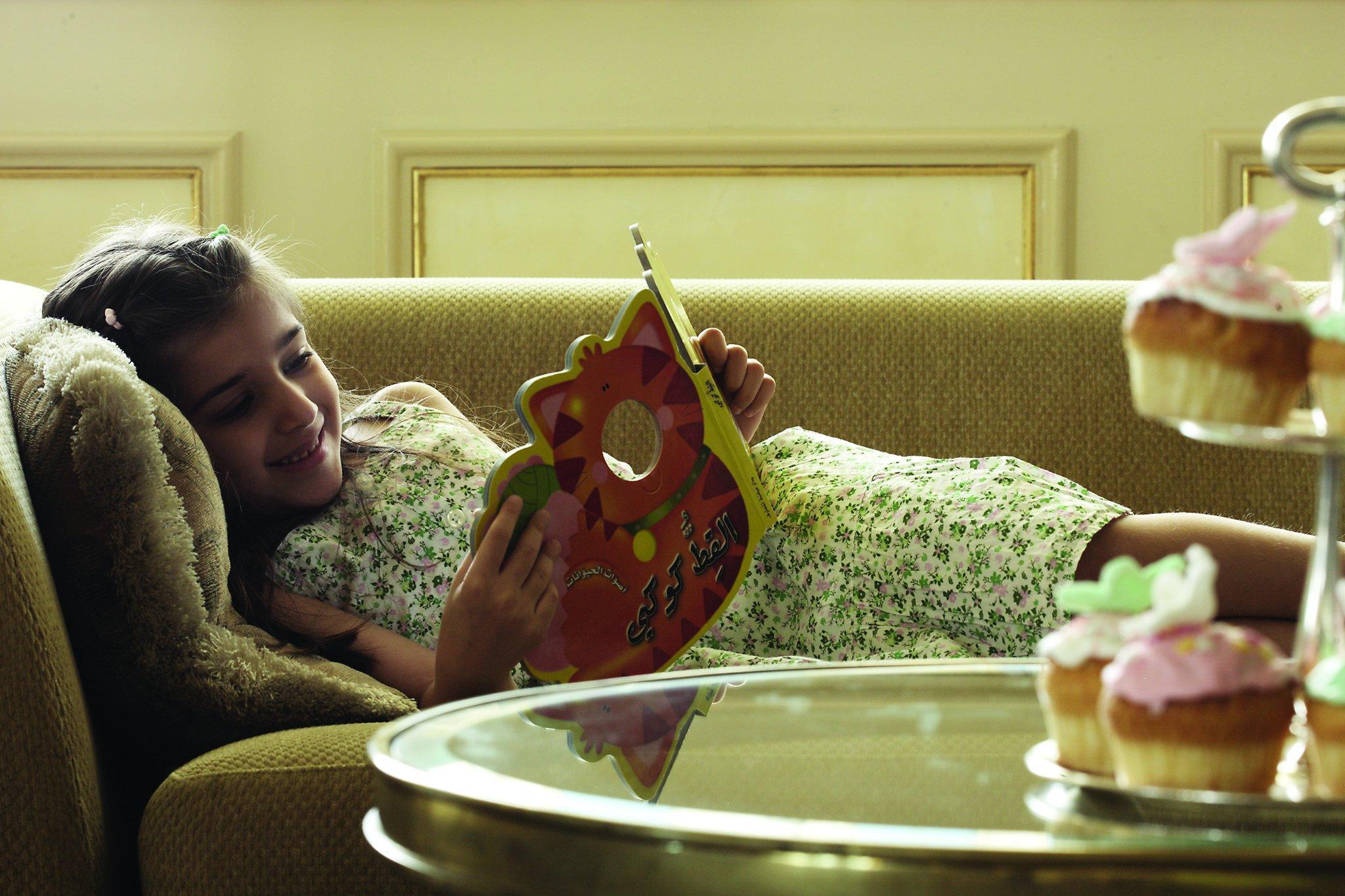 Four Seasons Cairo At The First Residence Giza Екстер'єр фото A child reading a book