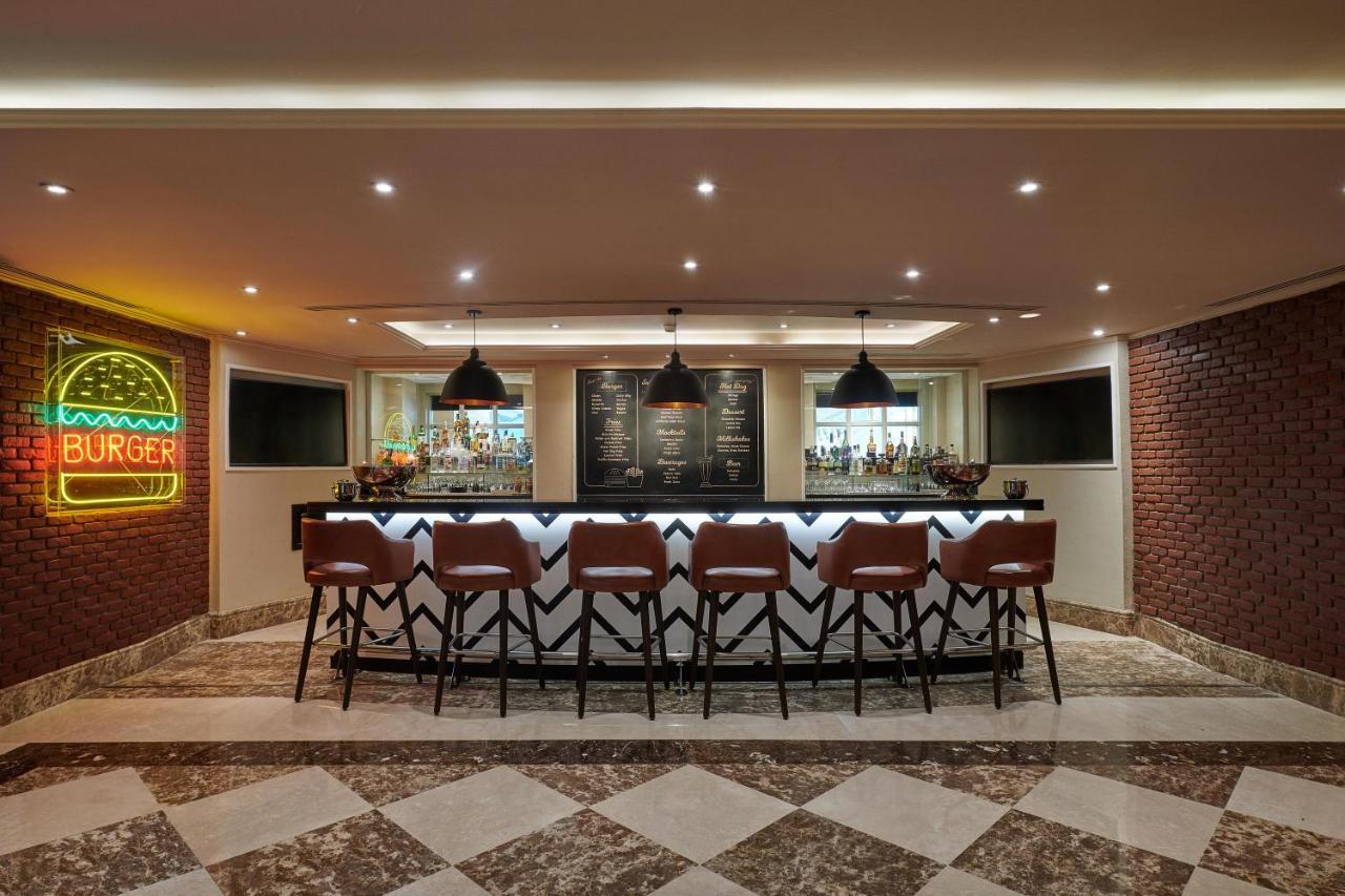 Four Seasons Cairo At The First Residence Giza Екстер'єр фото The bar at the Burger Bar
