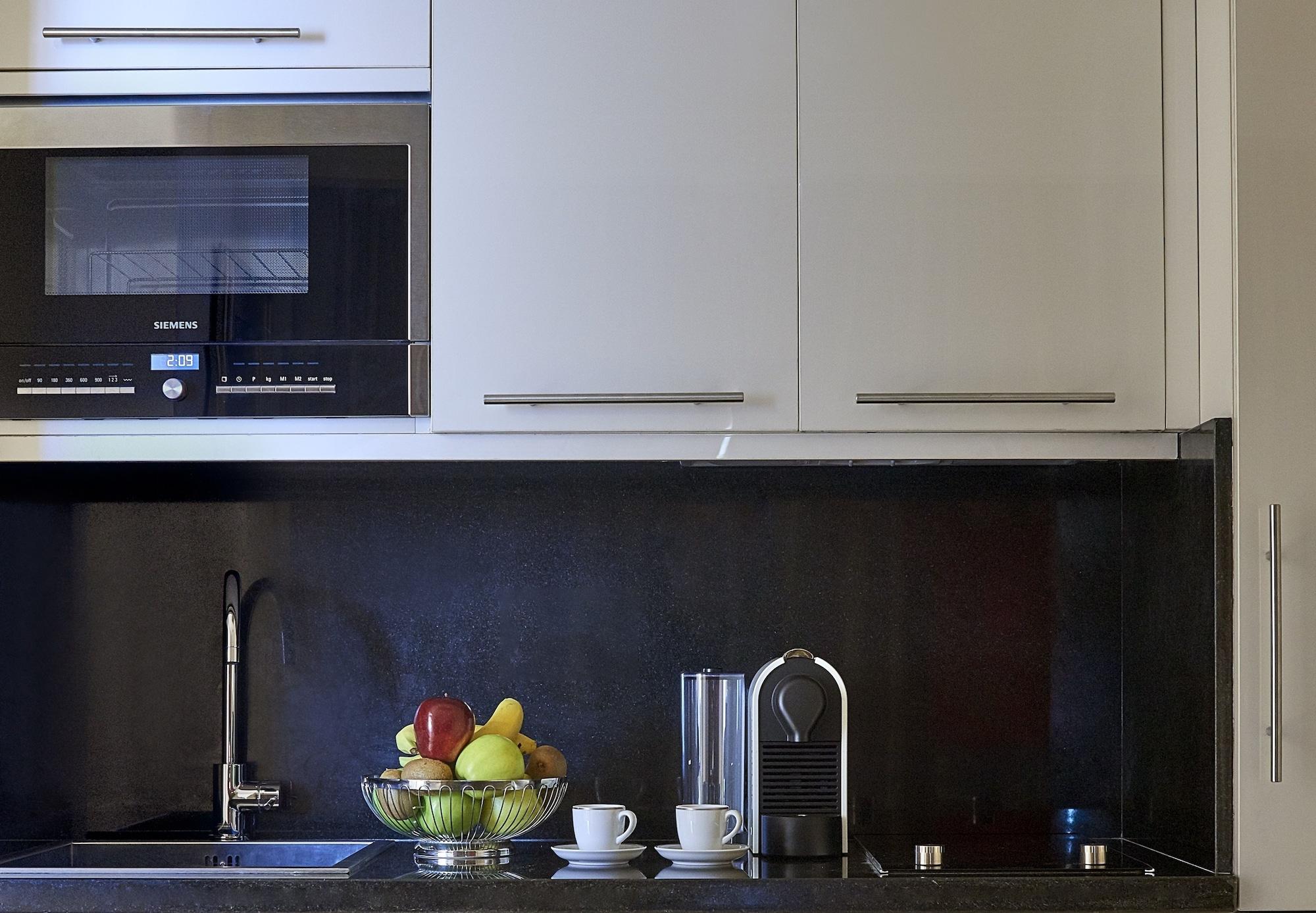 Four Seasons Cairo At The First Residence Giza Екстер'єр фото A kitchen with a water filter