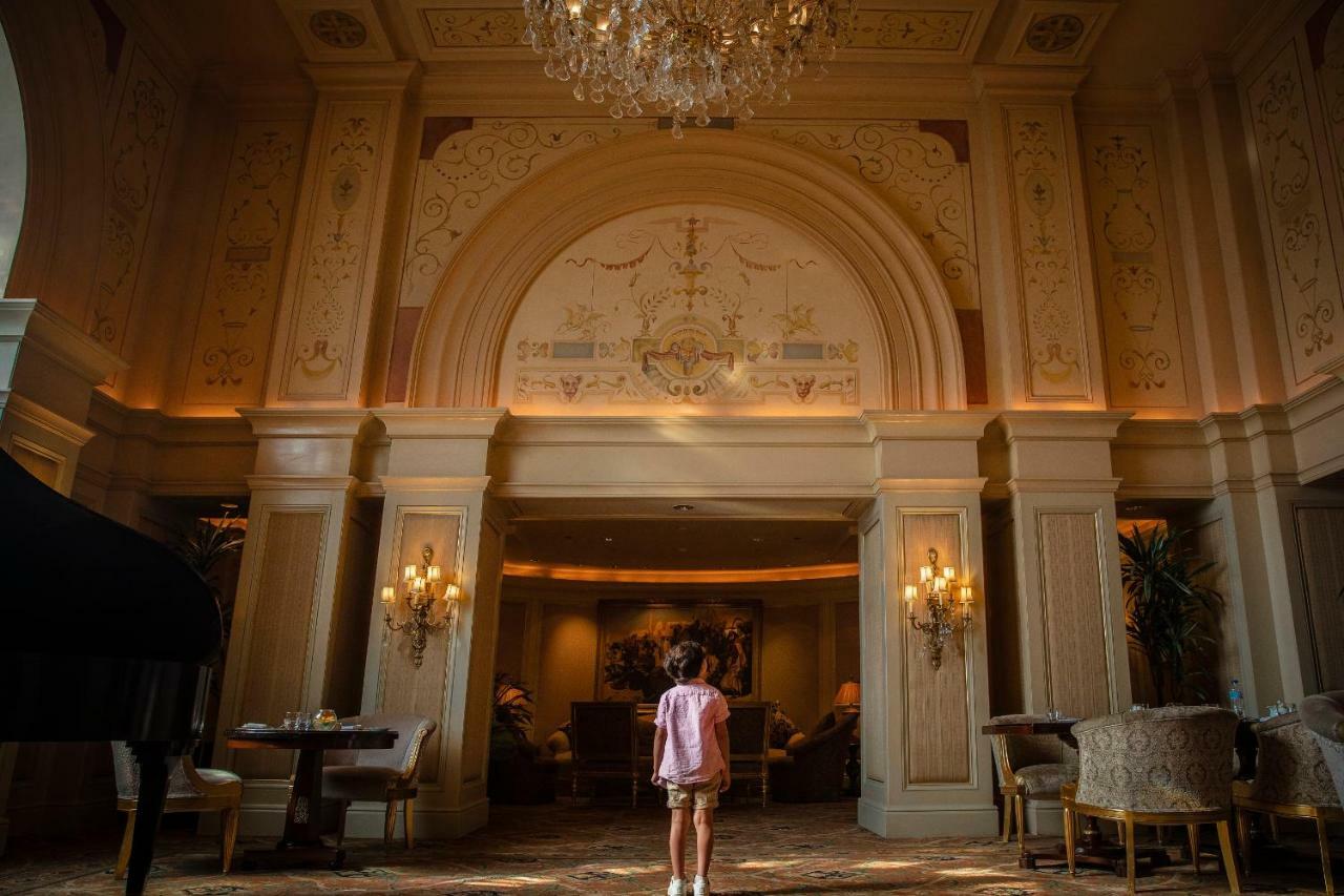 Four Seasons Cairo At The First Residence Giza Екстер'єр фото The lobby of the Four Seasons Hotel